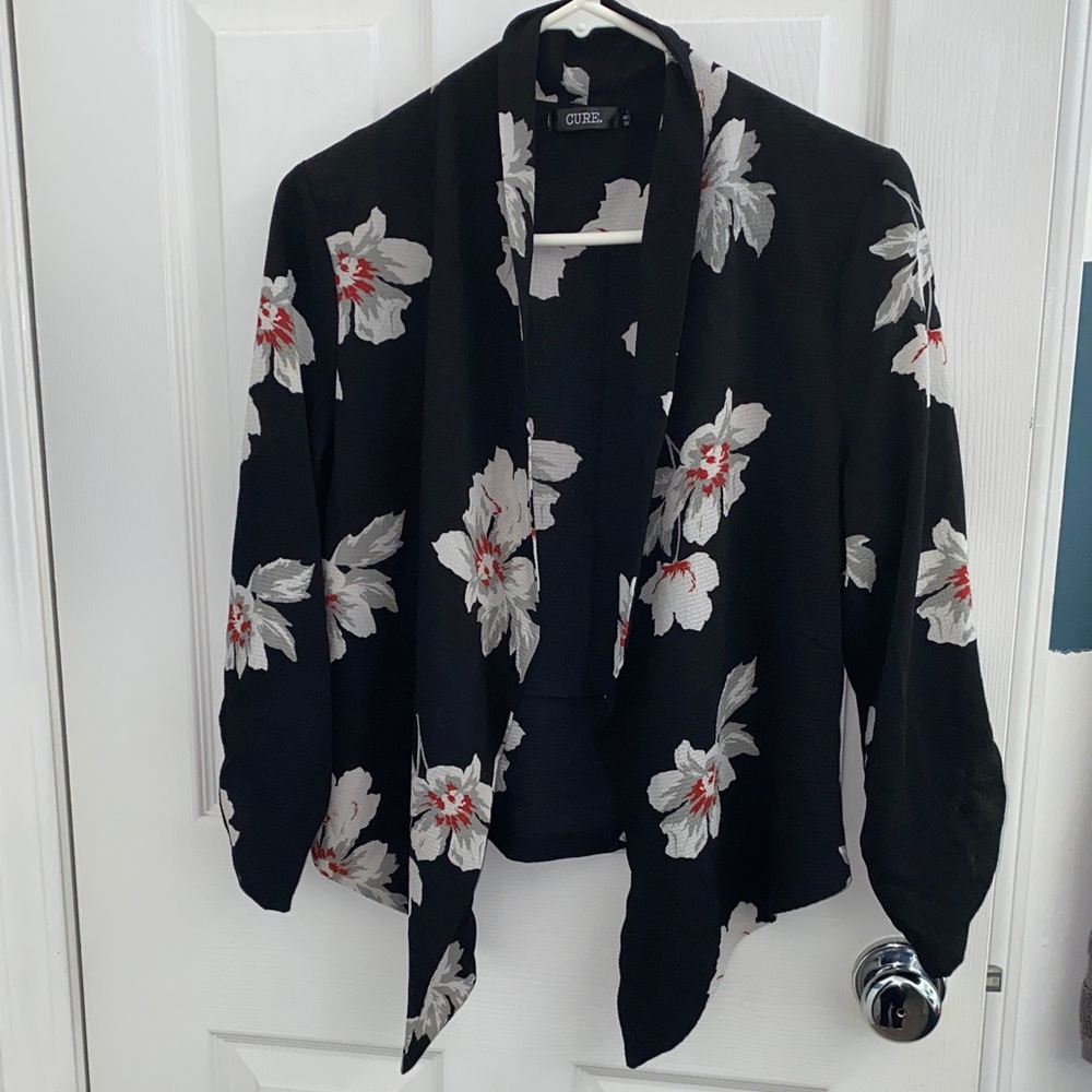 Cure Floral Open-Front Blazer Jacket in Black with White & Red Flowers